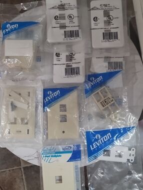 Leviton Dual-Port & Single-Port Wallplates - Ivory
